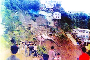 ‘दरडी’खाली सापडले हात! २२ हजार झोपडय़ांवर सावट ‘दरडी’खाली सापडले हात! २२ हजार झोपडय़ांवर सावट