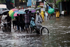 तुंबलेले रस्ते आणि वाहतूक कोंडी पहिल्या पावसात सर्व दावे गेले वाहून