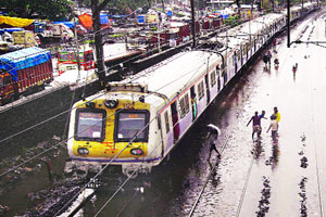 मध्य रेल्वेवर पावसाचे पाणी भरण्याच्या आणखी नव्या जागा मध्य रेल्वेवर पावसाचे पाणी भरण्याच्या आणखी नव्या जागा