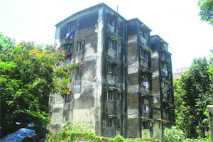 धोकादायक ७८ इमारती रिकाम्या करण्यात पालिका हतबल
