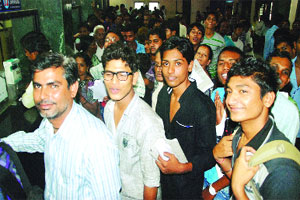 प्रमाणपत्रे मिळविण्यासाठी कसरत; सेतू कार्यालयात अतोनात गर्दी प्रमाणपत्रे मिळविण्यासाठी कसरत; सेतू कार्यालयात अतोनात गर्दी