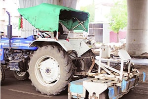 उड्डाणपुलाखालील रस्त्यावर घसरून अनेक वाहनधारक जखमी