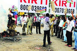 गोंदियात एस.टी. कामगारांनी हनुमंत ताटे यांचा पुतळा जाळला