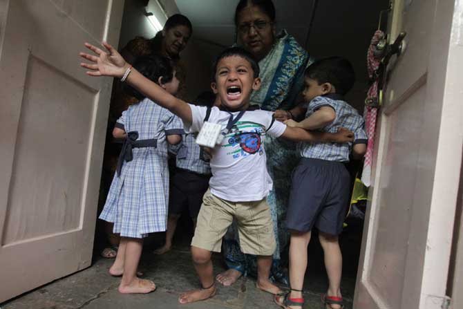 पहिल्या दिवशी मुलांना आनंद मिळावा म्हणून फुगे, खाऊ अशी कितीही आमिषे दाखवली, तरी शाळेचा खराखुरा पहिला दिवस हा असाच...! (छाया - पवन खेंगरे)