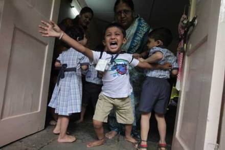 पहिल्या दिवशी मुलांना आनंद मिळावा म्हणून फुगे, खाऊ अशी कितीही आमिषे दाखवली, तरी शाळेचा खराखुरा पहिला दिवस हा असाच...! (छाया - पवन खेंगरे) पहिल्या दिवशी मुलांना आनंद मिळावा म्हणून फुगे, खाऊ अशी कितीही आमिषे दाखवली, तरी शाळेचा खराखुरा पहिला दिवस हा असाच...! (छाया - पवन खेंगरे)