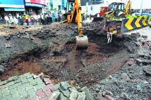 सोलापूरजवळ विडी घरकुलात पावसामुळे दोन मुलांचे बळी सोलापूरजवळ विडी घरकुलात पावसामुळे दोन मुलांचे बळी