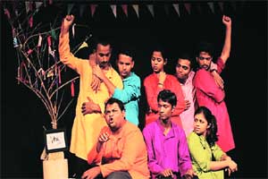 ‘लेझीम खेळणारी पोरं’ मुक्तछंदातला दंभस्फोट ‘लेझीम खेळणारी पोरं’ मुक्तछंदातला दंभस्फोट