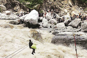 पूरग्रस्तांच्या मदतीचा वेग वाढवा