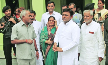 कुशवाह यांच्या पत्नी आणि भावाचा समाजवादी पक्षात प्रवेश