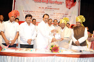 कबड्डी कार्यक्रमात राजकीय कुस्ती कबड्डी कार्यक्रमात राजकीय कुस्ती