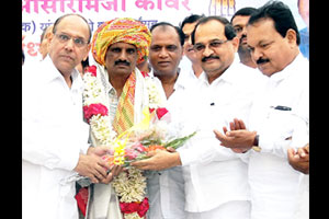 नगरच्या नेतृत्वाने शहराचे स्वास्थ्य बिघडवले- विखे नगरच्या नेतृत्वाने शहराचे स्वास्थ्य बिघडवले- विखे