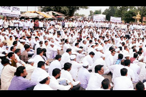 पाण्यासाठी कोपरगावला पाच तास रास्ता रोको पाण्यासाठी कोपरगावला पाच तास रास्ता रोको