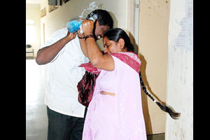 महिला शिक्षिकेचा पतीसह पेटवून घेण्याचा प्रयत्न