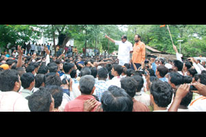 मनपाच्या मुख्य इमारतीवरील उर्दू नाव हटविण्यासाठी मोर्चा