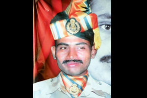 शहीद जवान अहिरराव यांना विमानतळावर मानवंदना
