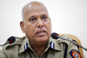 पोलीस आयुक्तांकडून अधिकाऱ्यांची खरडपट्टी पोलीस आयुक्तांकडून अधिकाऱ्यांची खरडपट्टी