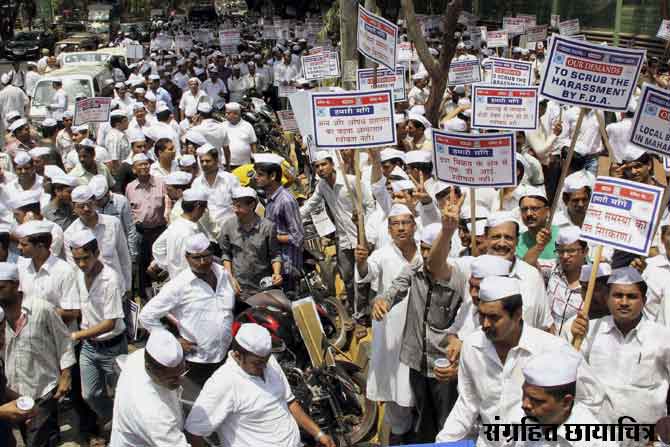 व्यापाऱ्यांनी, व्यापाऱ्यांसाठी..