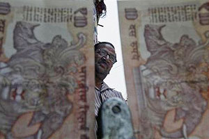 सेन्सेक्स १९,५०० नजीक, रुपया पुन्हा नरम पडला