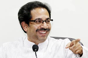माउलींच्या पालखी सोहळ्यात उद्धव ठाकरे सहभागी माउलींच्या पालखी सोहळ्यात उद्धव ठाकरे सहभागी