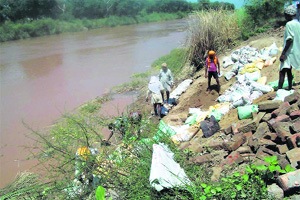 मैलापाण्यामुळे जिल्ह्य़ातील नद्या प्रदूषित; २१० गावांचा पिण्याच्या पाण्याचा प्रश्न मैलापाण्यामुळे जिल्ह्य़ातील नद्या प्रदूषित; २१० गावांचा पिण्याच्या पाण्याचा प्रश्न