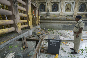 ‘शांतीस्थळा’वर हल्ला, बिहारमध्ये महाबोधी मंदिराच्या परिसरात ९ बॉम्बस्फोट, दोन जखमी ‘शांतीस्थळा’वर हल्ला, बिहारमध्ये महाबोधी मंदिराच्या परिसरात ९ बॉम्बस्फोट, दोन जखमी