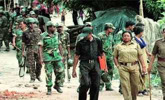 बंगालमध्ये मतदानाला हिंसाचाराचे गालबोट बंगालमध्ये मतदानाला हिंसाचाराचे गालबोट