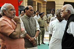 मोदी-अडवाणी एकत्र आल्याने भाजपला दिलासा