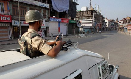 काश्मीर खोऱ्यात तणाव, राज्यभर निदर्शने