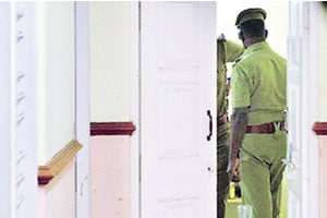 पोलिसांनाच न्यायाधिकार? पोलिसांनाच न्यायाधिकार?