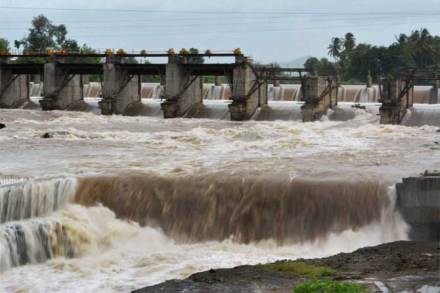 पश्चिम महाराष्ट्रात होत असलेल्या मुसळधार पावसामुळे कृष्णा नदी दुथडी भरून वाहात आहे. (पीटीआय) पश्चिम महाराष्ट्रात होत असलेल्या मुसळधार पावसामुळे कृष्णा नदी दुथडी भरून वाहात आहे. (पीटीआय)