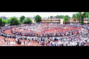 अकलूजला गोल रिंगणाचा सोहळा रंगला अकलूजला गोल रिंगणाचा सोहळा रंगला