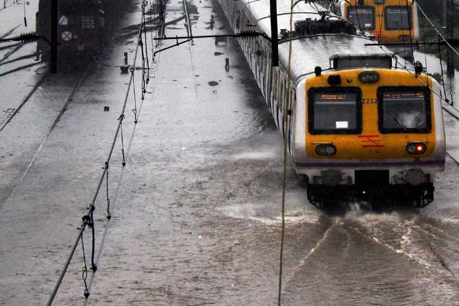 मुंबईत मंगळवारी पहाटेपासून सुरू असलेल्या मुसळधार पावसामुळे रेल्वे रुळांवर पाणी साचले. (पीटीआय) मुंबईत मंगळवारी पहाटेपासून सुरू असलेल्या मुसळधार पावसामुळे रेल्वे रुळांवर पाणी साचले. (पीटीआय)