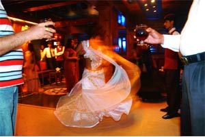 डान्स बारच्या राजधानीत छमछम जोरात घुमणार डान्स बारच्या राजधानीत छमछम जोरात घुमणार