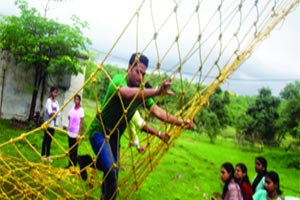 विद्यार्थ्यांनी पावसाळी ट्रेकिंगचा आनंद लुटला विद्यार्थ्यांनी पावसाळी ट्रेकिंगचा आनंद लुटला