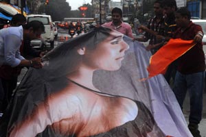 पूनम पांडेच्या बोल्ड पोस्टर्सची मुंबईत होळी!