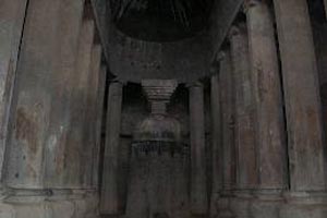 त्रिरश्मी लेण्यांमध्ये टवाळखोरांचा वावर