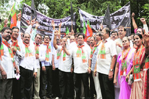 बोधगयातील बॉम्बस्फोटाचा भाजपतर्फे निषेध बोधगयातील बॉम्बस्फोटाचा भाजपतर्फे निषेध