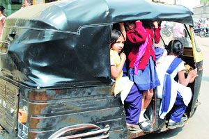 शालेय विद्यार्थी वाहतुकीकडे दुर्लक्ष
