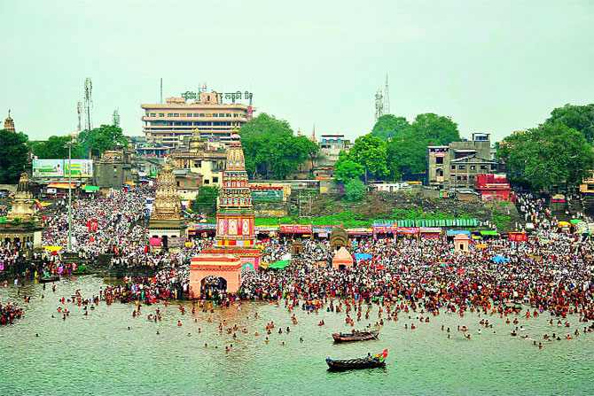 आषाढी एकादशीच्या सोहळ्यासाठी आळंदी-देहू-पैठण-मुक्ताईनगर आदी ठिकाणच्या पालख्यांचे आगमन पंढरीत झाले असून वारकरीही लाखोंच्या संख्येने जमले आहेत.