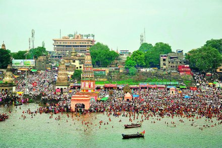 आषाढी एकादशीच्या सोहळ्यासाठी आळंदी-देहू-पैठण-मुक्ताईनगर आदी ठिकाणच्या पालख्यांचे आगमन पंढरीत झाले असून वारकरीही लाखोंच्या संख्येने जमले आहेत.