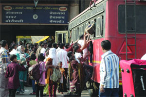 एसटी प्रशासनाच्या अनागोंदी कारभारामुळे ग्रामीण भागातील विद्यार्थिनींचा मोफत प्रवास बंद एसटी प्रशासनाच्या अनागोंदी कारभारामुळे ग्रामीण भागातील विद्यार्थिनींचा मोफत प्रवास बंद