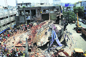 सिकंदराबादमध्ये हॉटेलची इमारत कोसळून १२ ठार