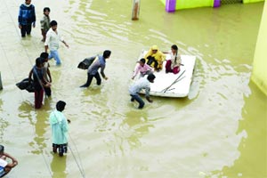 मुसळधार पावसाने वर्धा, इरई व झरपट नद्यांना पूर मुसळधार पावसाने वर्धा, इरई व झरपट नद्यांना पूर