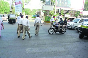 गेल्या दीड वर्षांत झेब्राक्रॉसिंगवर वाहने उभे करणाऱ्या ५३ हजार वाहनांवर कारवाई गेल्या दीड वर्षांत झेब्राक्रॉसिंगवर वाहने उभे करणाऱ्या ५३ हजार वाहनांवर कारवाई