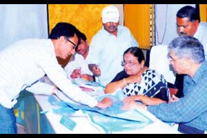 नीला सत्यनारायण यांच्यासमोर हरकतींची सुनावणी नीला सत्यनारायण यांच्यासमोर हरकतींची सुनावणी