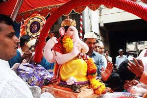 पुण्यनगरीत पारंपरिक थाटात गणरायाचे आगमन पुण्यनगरीत पारंपरिक थाटात गणरायाचे आगमन