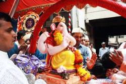 पुण्यनगरीत पारंपरिक थाटात गणरायाचे आगमन