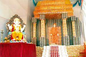 गणपतीच्या सजावटीसाठी ४७ हजार बिस्किट पुडे गणपतीच्या सजावटीसाठी ४७ हजार बिस्किट पुडे