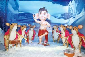 रस्त्यावर उतरला गर्दीचा महापूर रस्त्यावर उतरला गर्दीचा महापूर