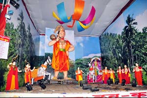 सोलापुरातील देखाव्यात यंदा महिला अत्याचाराचा निषेध सोलापुरातील देखाव्यात यंदा महिला अत्याचाराचा निषेध